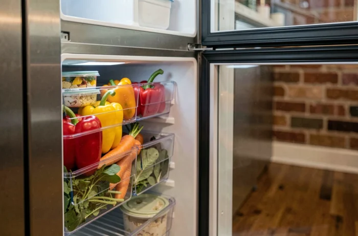Intérieur détaillé d'un réfrigérateur américain rempli d'aliments frais et de légumes colorés